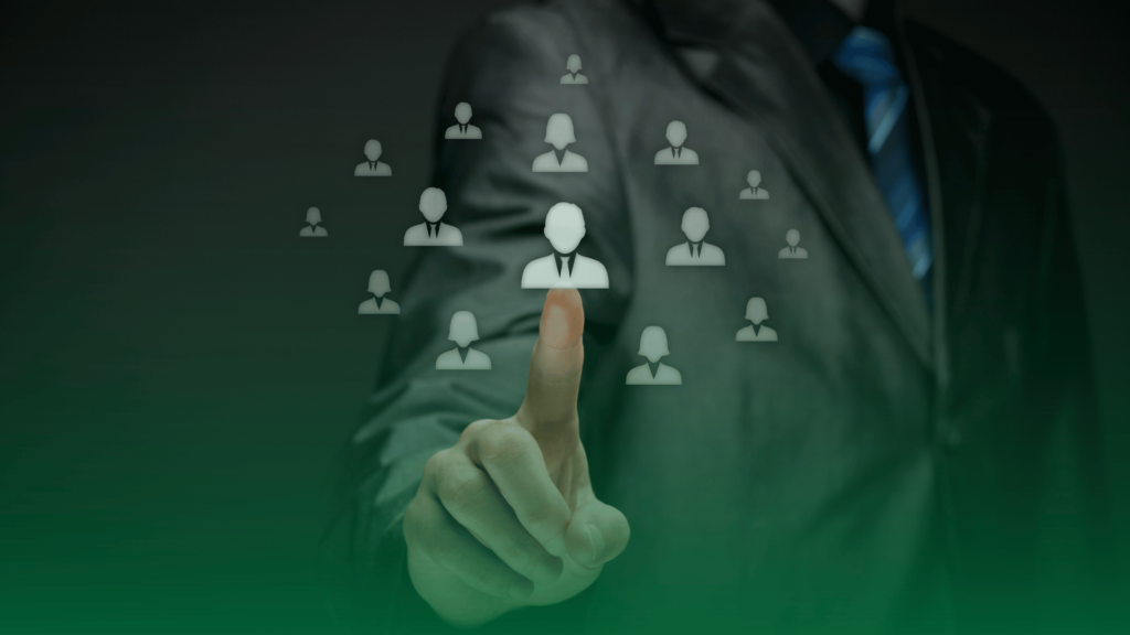 Pessoa de terno selecionando um ícone de perfil profissional em uma interface digital.