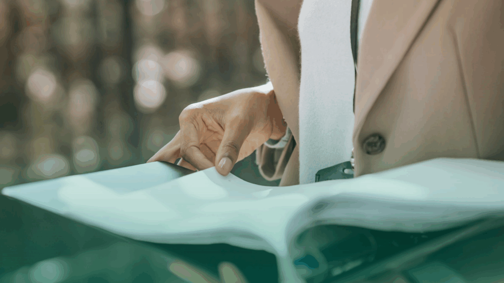 Mulher verificando documentos.