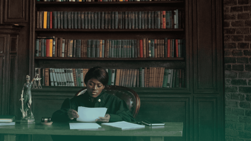 Mulher em um cenário jurídico, analisando documentos.
