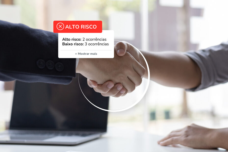 Imagem de um aperto de mãos entre dois profissionais, com uma notificação de 'Alto Risco' destacando ocorrências de risco em processos de background check. A notificação informa 'Alto risco: 2 ocorrências' e 'Baixo risco: 3 ocorrências', simbolizando a importância de análise de riscos em parcerias de negócios