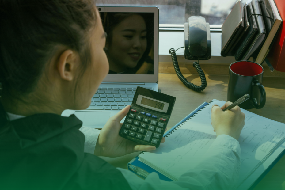 Mulher calculando custos de um funcionário.