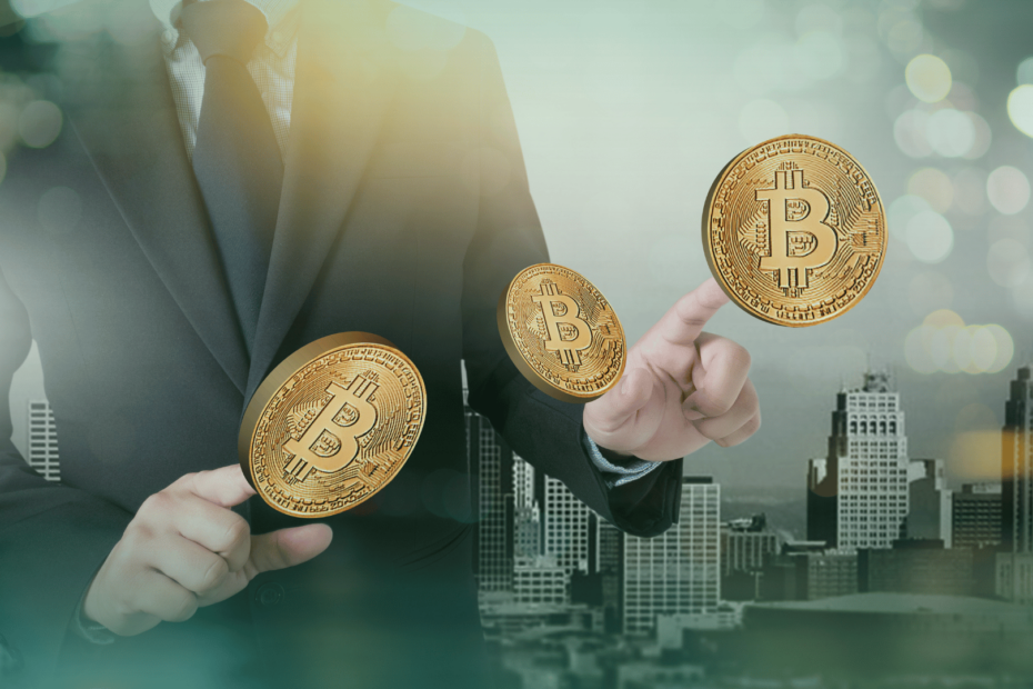 Pessoa de terno tocando ícones de Bitcoin com prédios ao fundo, representando o uso de criptoativos no mercado financeiro.
