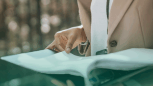 Mulher verificando documentos.