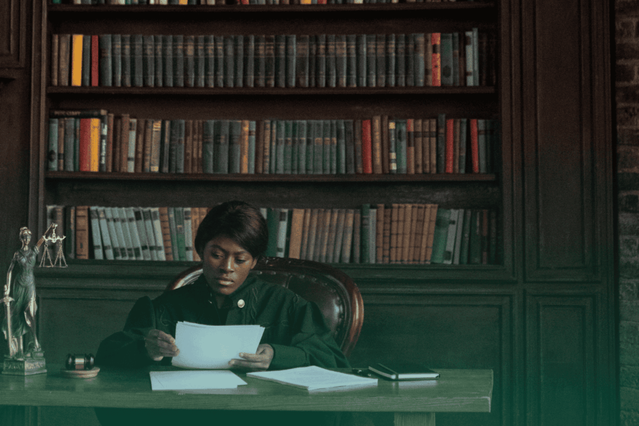 Mulher em um cenário jurídico, analisando documentos.